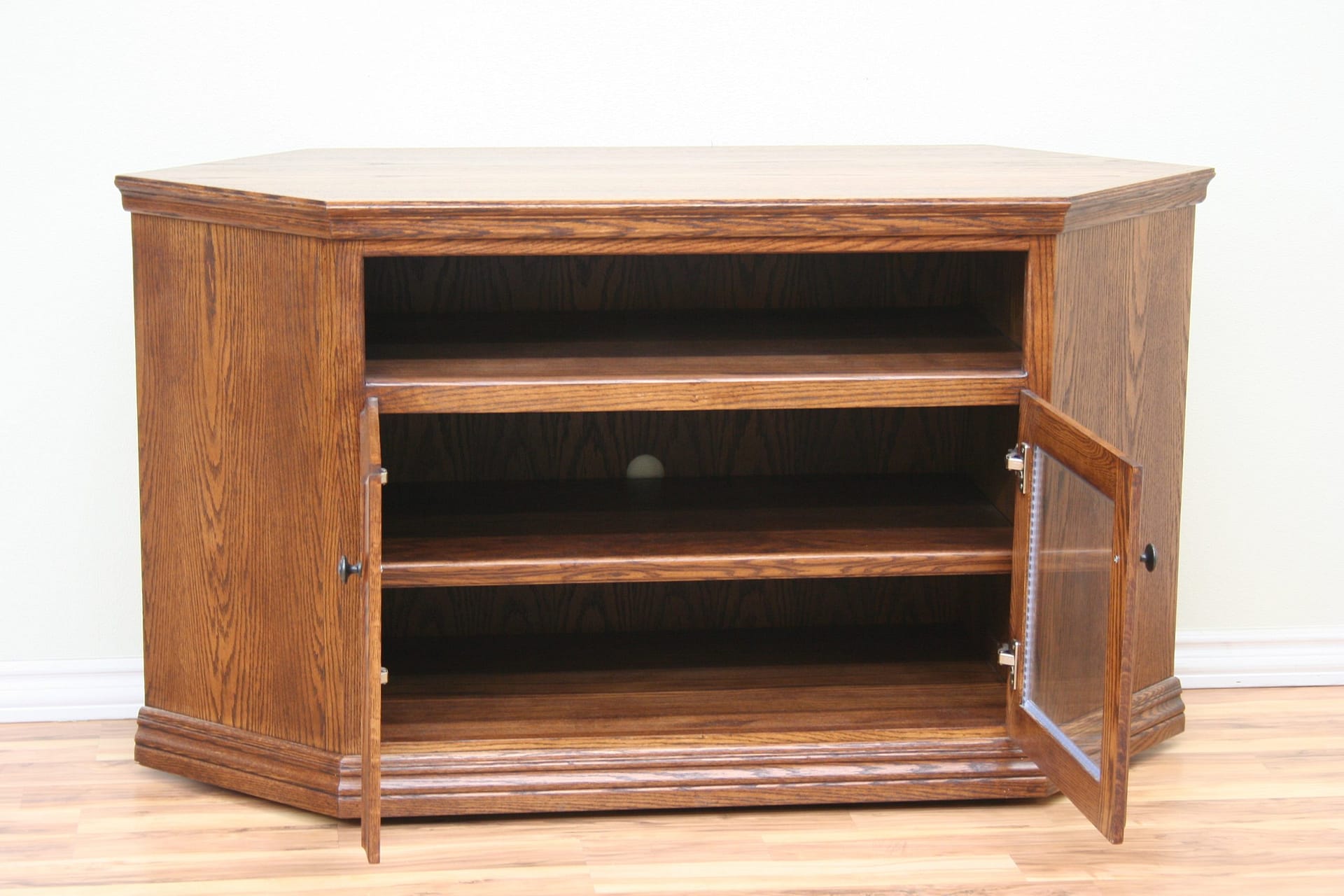 O-T243 Trad. 55″ Corner TV Console